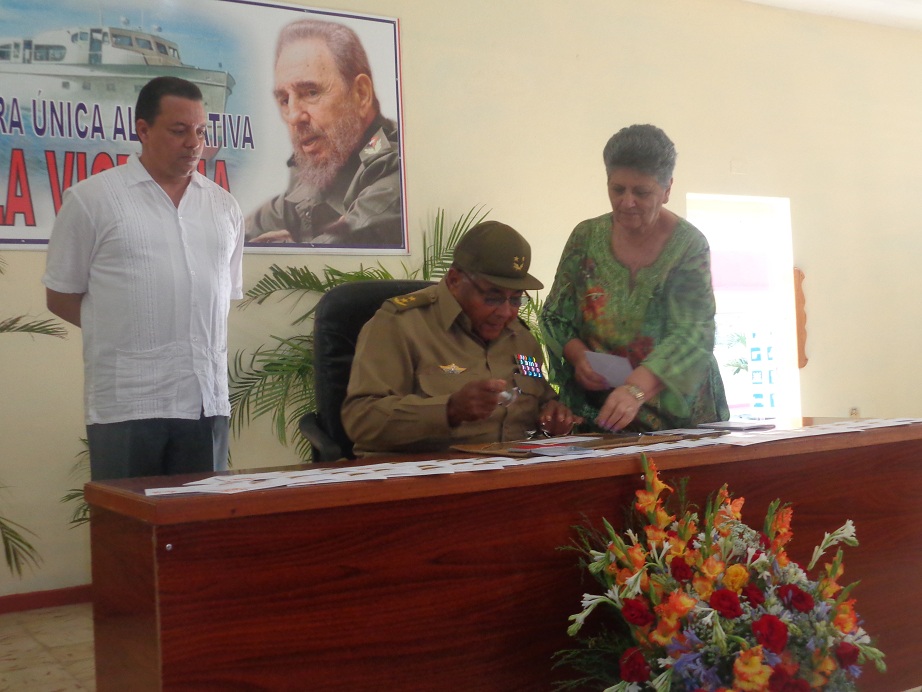 La cancelación del sello estuvo a cargo del General de División Rafael Hernández delgado, Jefe del Ejército Oriental y de Manuel Martínez, viceministro de Comunicaciones. fotos Betty Beatón Ruiz