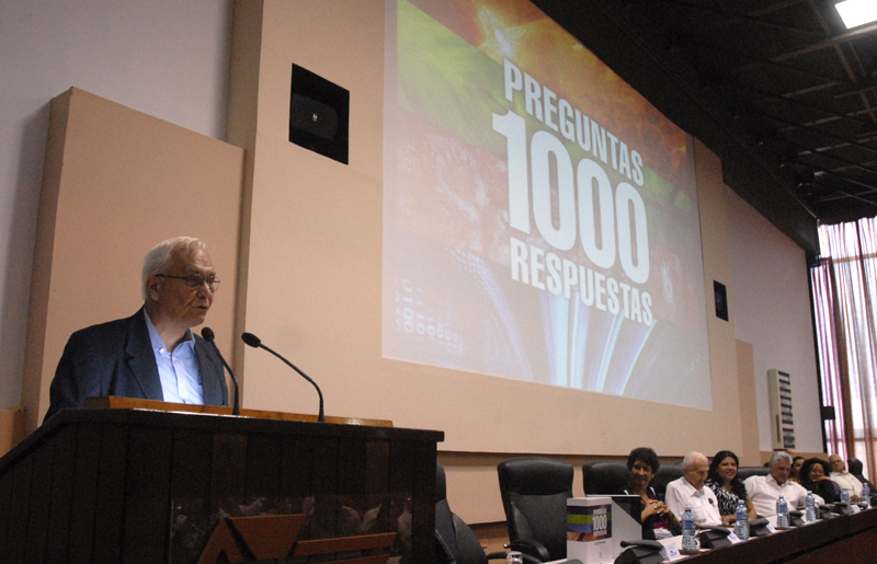 La presentación de la Enciclopedia cubana, mil preguntas, mil respuestas, estuvo a cargo del Doctor Carlos Sánchez Fernández. Foto: Agustín Borrego