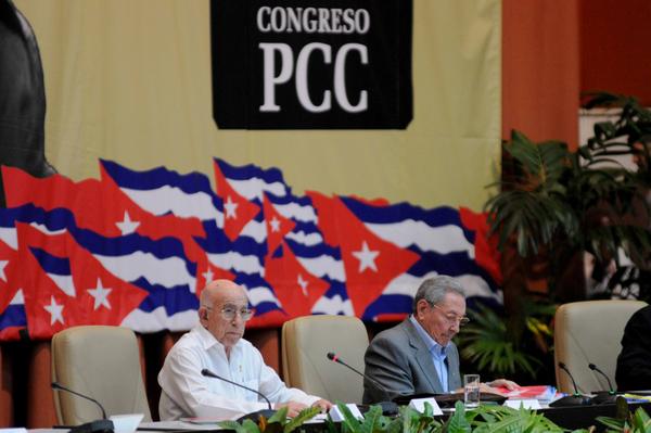 El General de Ejército Raúl Castro Ruz (D), Primer Secretario del Comité Central del Partido Comunista de Cuba, junto a José Ramón Machado Ventura, Segundo Secretario del Comité Central del Partido, preside la sesión plenaria del 7mo. Congreso del Partido Comunista de Cuba (PCC), en el Palacio de Convenciones, en La Habana. Foto: Omara García
