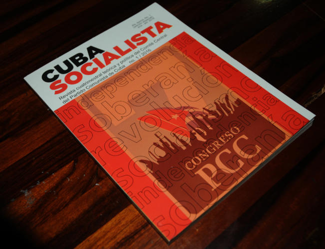 Enrique Ubieta Gomez presentador del lanzamiento de la revista cuba socialista en el marco del 7mo congreso del partido. Foto: Emilio Herrera