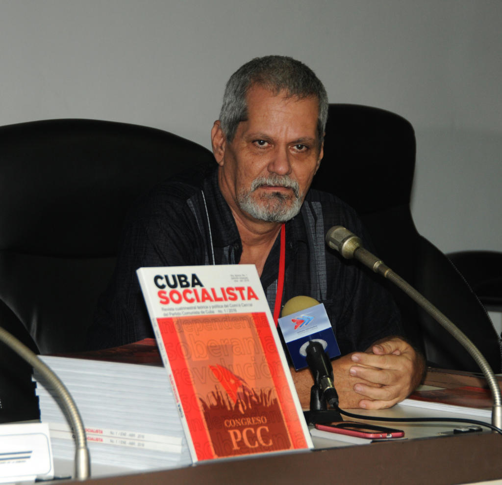 Enrique Ubieta Gomez presentador del lanzamiento de la revista cuba socialista en el marco del 7mo congreso del partido. Foto: Emilio Herrera