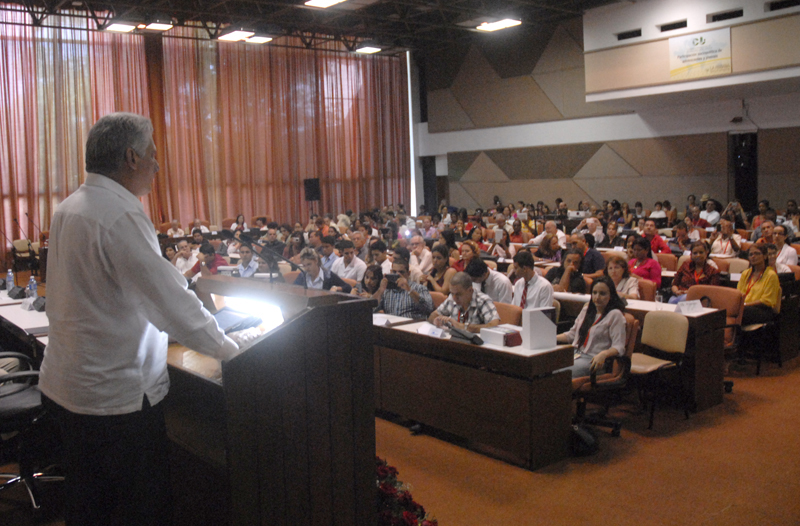 La presentación de la Enciclopedia Cubana, mil preguntas, mil respuestas este sábado fue valorada por Miguel Díaz- Canel Bermúdez, miembro del Buró Político del Partido y Primer Vicepresidente de los consejos de Estado y de Ministros como un excelente regalo a la Unión de Jóvenes Comunistas y a la Organización de Pioneros José Martí. Foto: Agustín Borreg