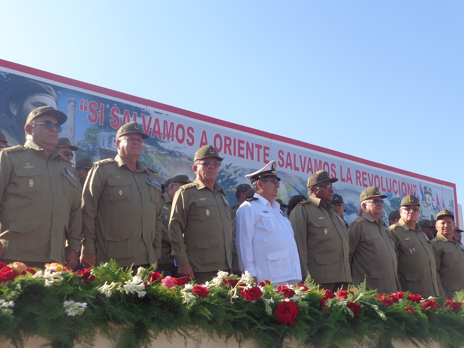 El acto político y ceremonia militar estuvo presidido por jefes de las Fuerzas Armadas Revolucionarias y del Ministerio del Interior, dirigentes del Partido y del Gobierno, de la Asociación de Combatientes de la Revolución Cubana y de las organizaciones de masas y estudiantiles. fotos Betty Beatón Ruiz