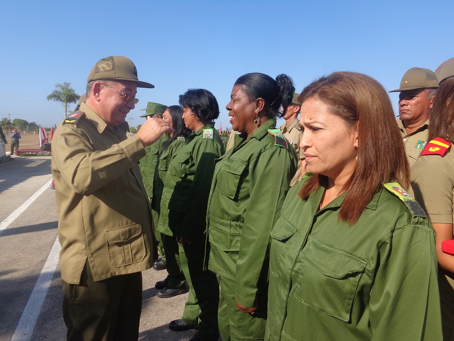 Jefes, oficiales, suboficiales, sargentos, soldados y trabajadores civiles destacados en la preparación para la defensa fueron ascendidos o condecorados. fotos Betty Beatón Ruiz