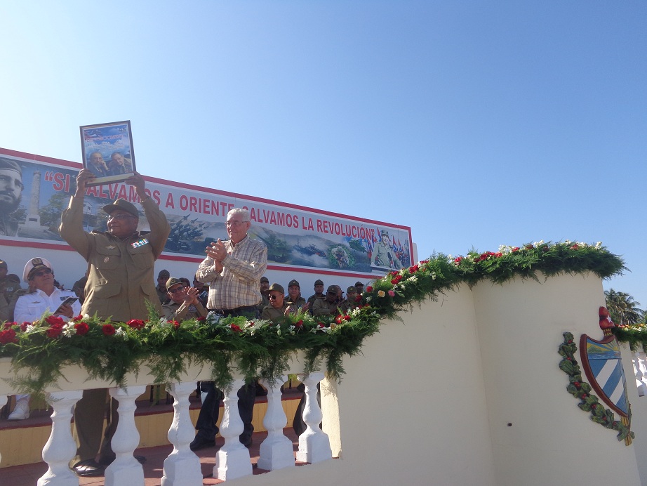 En nombre de los combatientes del mando el general de división Rafael Hernández Delgado, jefe del Ejército Oriental, recibió diversos reconocimientos que reverencian la trascendencia del llamado Señor Ejército, entre esos estímulos estuvo el Sello 75 aniversario de la Central de Trabajadores de Cuba entregado por el secretario general del Sindicato Nacional Civiles de la Defensa. fotos Betty Beatón Ruiz