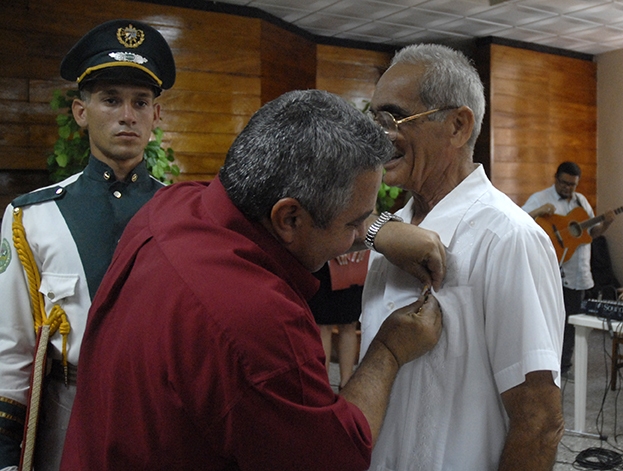 Ulises Guilarte De Nacimiento, secretario general de la CTC impuso la Orden Lázaro Peña de primer grado a Rodolfo Jiménez Polanco. Foto: Agustín Borrego Torres
