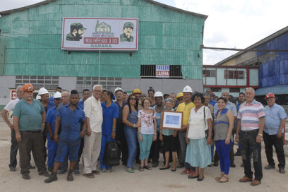 Recorren colectivos destacados de la producción y los servicios