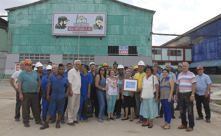Durante la visita a la Empresa de Servicios Técnicos e Industriales sus obreros recibieron un diploma de reconocimiento a nombre de la Central de Trabajadores de Cuba. Foto: Agustín Borrego