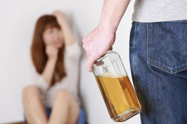 l consumo excesivo de alcohol es una de las causas más frecuentes de transgresiones sociales como violaciones y riñas, práctica de sexo sin protección, abandono familiar y laboral.