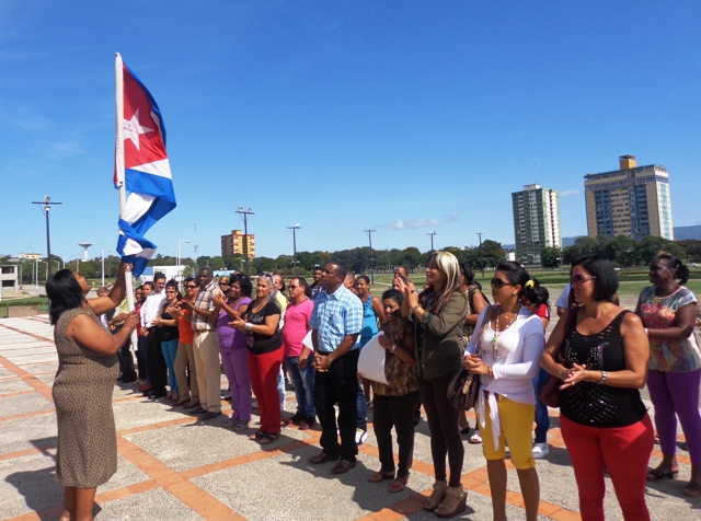 La delegación guantanamera a la Primera Conferencia nacional del Sindicato de los Trabajadores del Comercio, la Gastronomía y los Servicios (SNTCGS) fue abanderada, en la plaza de la Revolución Mariana Grajales Coello. Foto: Rodny Alcolea