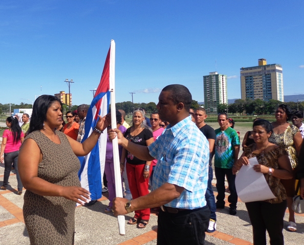 La delegación guantanamera a la Primera Conferencia nacional del Sindicato de los Trabajadores del Comercio, la Gastronomía y los Servicios (SNTCGS) fue abanderada, en la plaza de la Revolución Mariana Grajales Coello. Foto: Rodny Alcolea