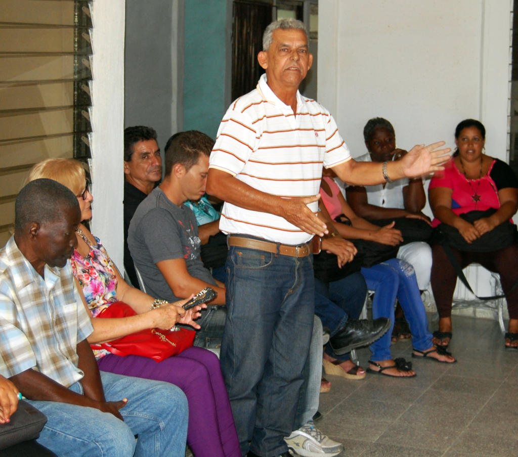 Abilio Hernández, quien fuera secretario general del Sindicato de Trabajadores Agropecuarios y Forestales en Cienfuegos, recordó momentos significativos de impulso a la producción y el papel desempeñado por los trabajadores. Foto: Barreras Ferrán