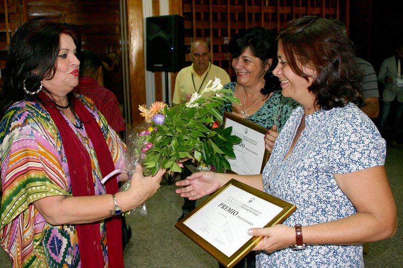 Las periodistas María de las Nieves Galá y Alina Mena Lotti, del semanario Trabajadores, obtuvieron premio por el reportaje Contratos: ¡verbales o escritos! Foto: César A. Rodríguez