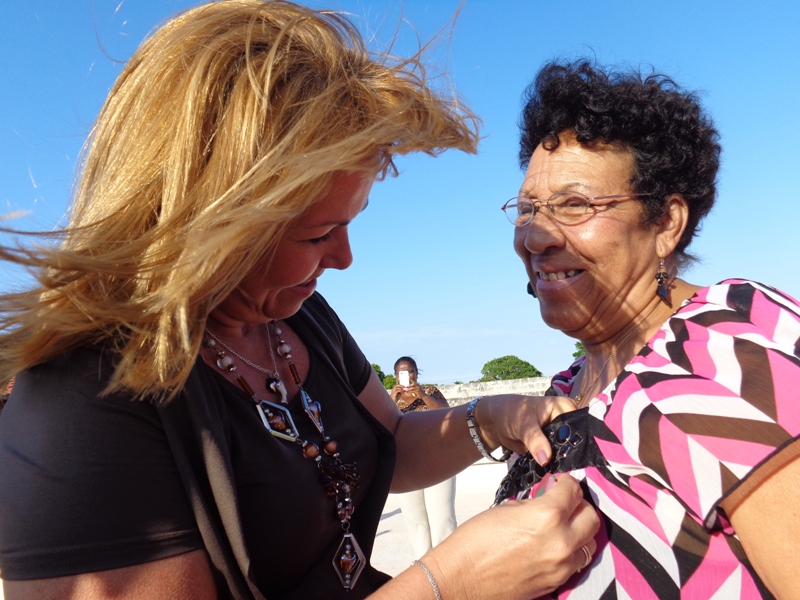 La miembro del Comité Central del Partido y secretaria de la CTC condecora a una destacada trabajadora. Foto: Noryis