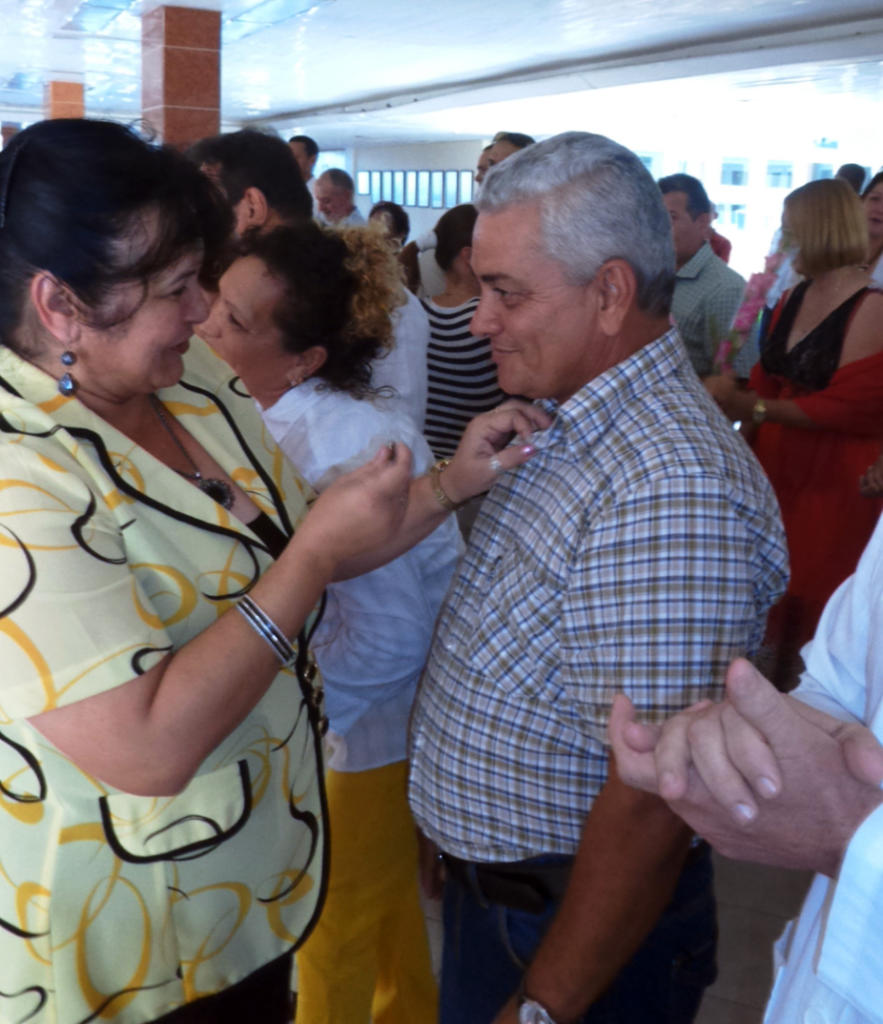 Mairelys Pernía Cordero, presidenta de la Asamblea Provincial del Poder Popular en Cienfuegos, impone la medalla Jesús Menéndez a Luciano Fernández Marrero, dirigente sindical con una larga y fructífera trayectoria. Foto: Barreras Ferrán