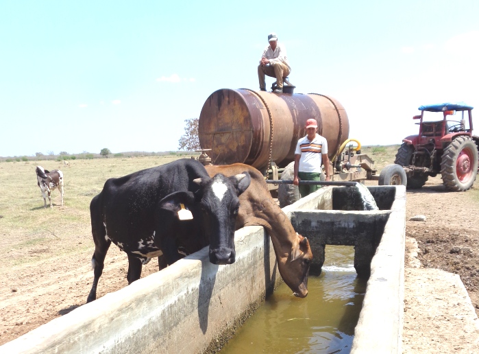 El agua la pone el hombre. 