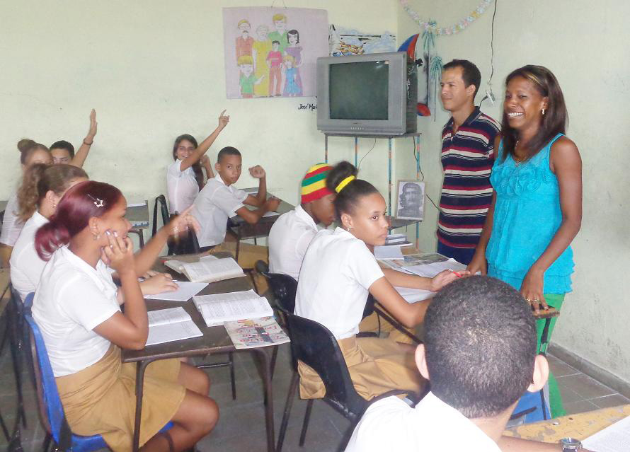 El desempeñarse como metodóloga no aleja a Leonor del aula, ese espacio que tanto ama. Foto: Betty Beatón.