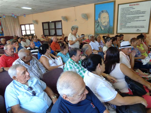 Dirigentes sindicales de diferentes etapas intercambiaron experiencias en Holguín. Foto: Manuel Valdés