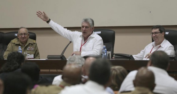Miguel Díaz-Canel Bermúdez, miembro del Buró Político, presidió la Comisión 1 dedicada a la discusión de la conceptualización del Modelo. Junto a Díaz Canel (centro), los también integrantes del Buró Político, el General de Cuerpo de Ejército Ramón Espinosa Martín (izquierda) y Bruno Rodríguez Parrilla. Foto: Ismael Francisco/ Cubadebate
