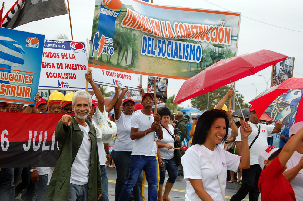 El colectivo de trabajadores de la empresa constructora de obras de ingeniería (Ecoing 12), Vanguardia Nacional del Sindicato del sector, estarán de nuevo en la Plaza principal de Cienfuegos con entusiasmo renovado. Foto: Ramón Barreras Ferrán