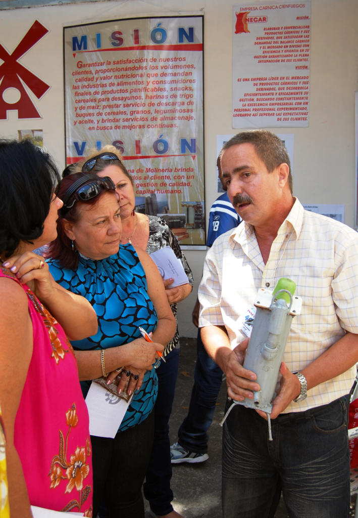 Dirigentes del PCC, el Poder Popular, la CTC y la Anir, junto con el público que asistió, apreciaron en Cienfuegos las múltiples muestras que conformaron la exposición en esa provincia. Foto: Ramón Barreras Ferrán