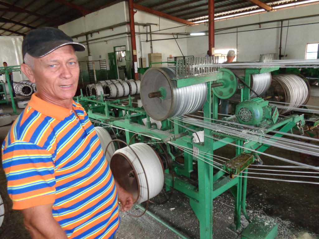 José González Díaz explica los múltiples pasos para producir algo tan sencillo, aparentemente, como un fósforo. Foto: Eduardo González Martínez