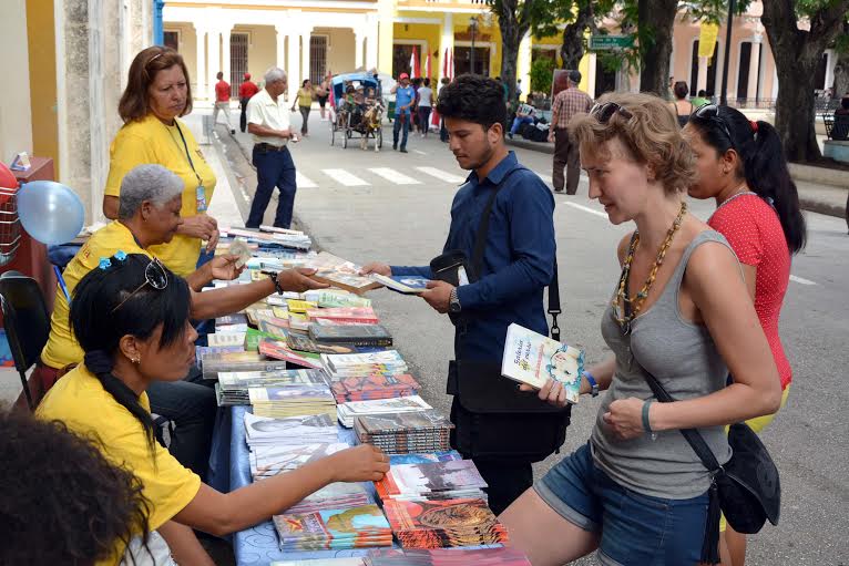 La principal plaza de Bayamo acoge cada año la mayor fiesta literaria del país.Foto: Armando Contreras Tamayo