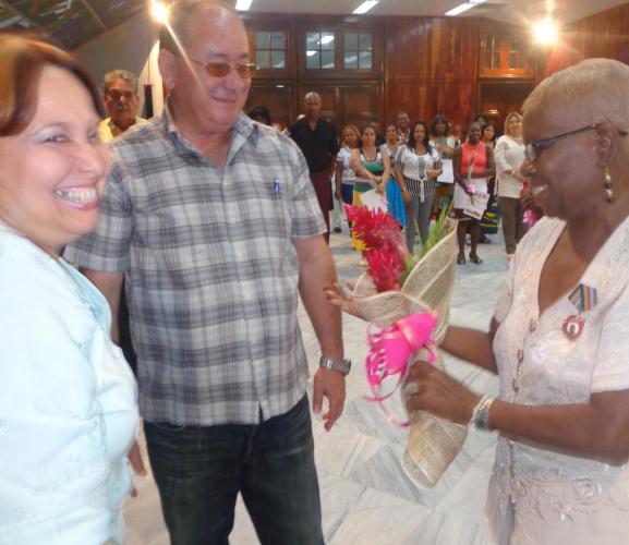 La maestra Arlis Arlines Hernández Duharte recibió la Orden Lázaro Peña de III Grado de manos del primer secretario del Partido en la provincia y la secretaria general de la CTC en el territorio. Foto: Betty Beatón Ruiz