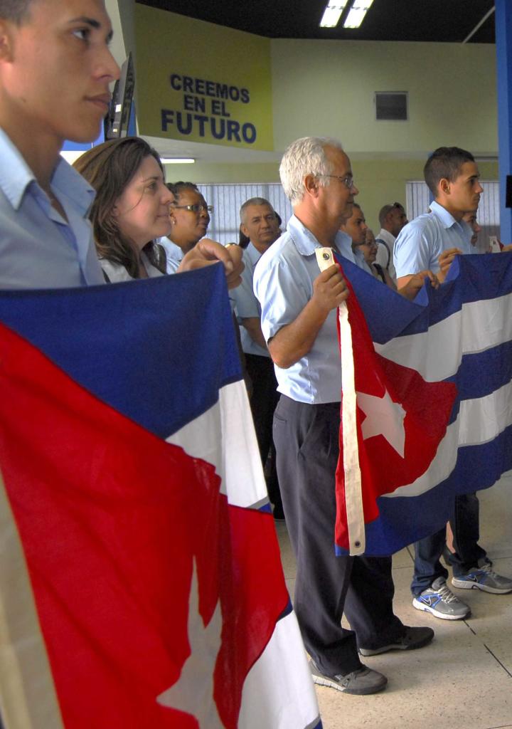 Los trabajadores de Etecsa muestran sus iniciativas para el desfile de este Primero de Mayo.