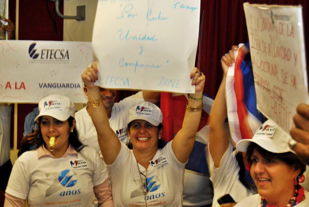 Los trabajadores de una de las empresas que más servicios presta a la población cerrará el desfile del bloque del Sindicato Nacional de las Comunicaciones, la Informática y la Electrónica (SNTCIE).