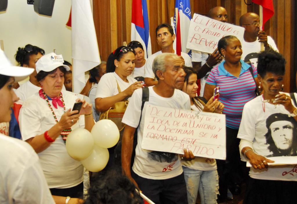 También compartieron trabajadores del Grupo Empresarial Correos de Cuba, uno de los centros que tradicionalmente ha prestado necesarios servicios a la población y que este año celebra el aniversario 260 del primer intercambio postal en Cuba.
