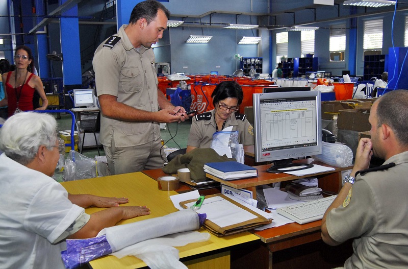 El proceso de expedición y entrega de los bultos comienza después del proceso aduanal ubicado en el mismo local del municipio Boyeros en La Habana. Fotos: Heriberto González Brito