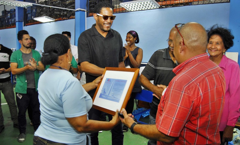 Las Glorias deportivas Hermes Ramírez y Javier Sotomayor, entregaron reconocimiento al director del Centro y la secretaria del sindicato. Fotos: Heriberto González Brito