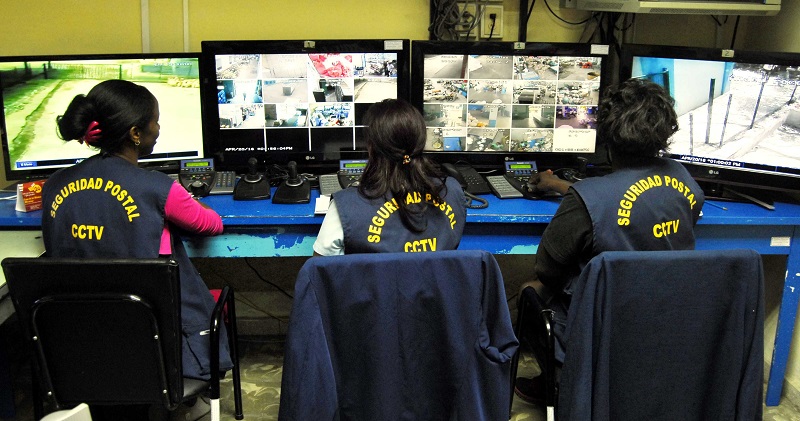 Las mujeres del grupo de seguridad postal de la Empresa de Mensajería y Cambio Internacional visualizan imágenes de las 32 cámaras que existen en la Planta de la entidad que, en lo que va de año, detectó solo un delito y fue frustrado. Fotos: Heriberto González Brito