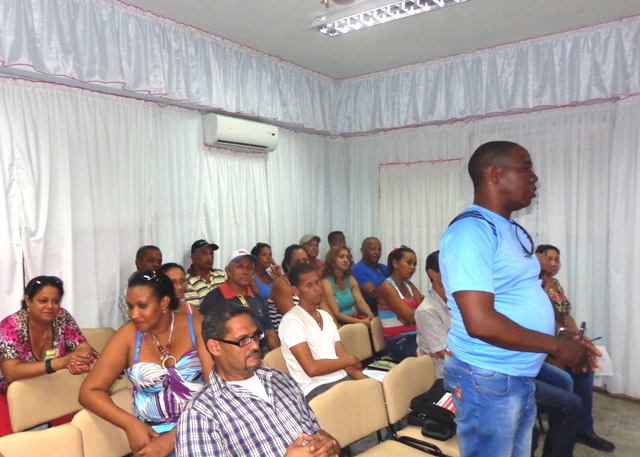 “Hay que garantizar en tiempo las materias primas”, dice Alexis Calzado de las industrias locales en Guantánamo.. Foto: Rodny Alcolea