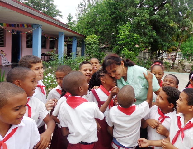 Rodeada de niños y niñas en su escuela de siempre. Foto: Rodny Alcolea