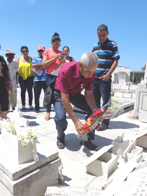 En el cementerio Mayor General Vicente García rindieron tributo al Héroe Bienvenido José Mantilla. Foto: Jorge Pérez