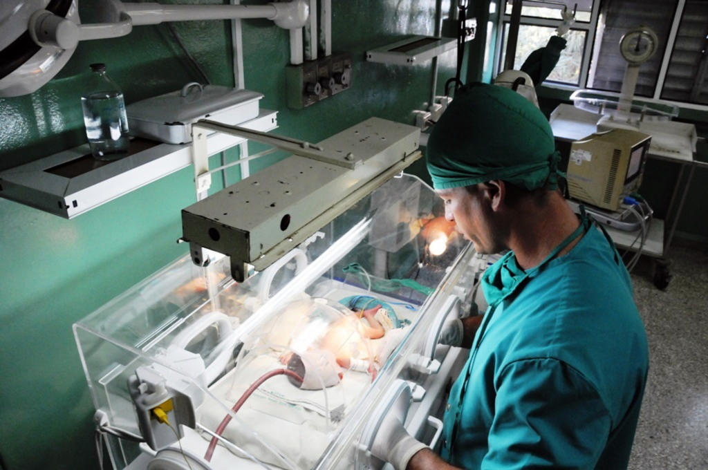 Al eficaz funcionamiento de la sala de Neonatología del Materno contribuyen los aportes financieros de trabajadores cienfuegueros. / Foto: Juan Carlos Dorado