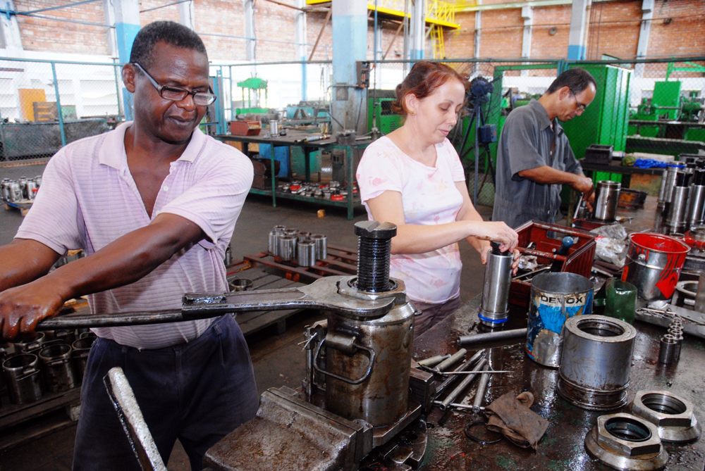 Cumplir los compromisos y elevar la eficiencia figuran entre los propósitos de los colectivos de trabajadores de Cienfuegos con motivo de la celebración del Primero de Mayo. Foto: Modesto Gutiérrez, ACN.