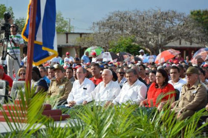 Ofrendas florales de Fidel y Raúl a mártires de Playa Girón