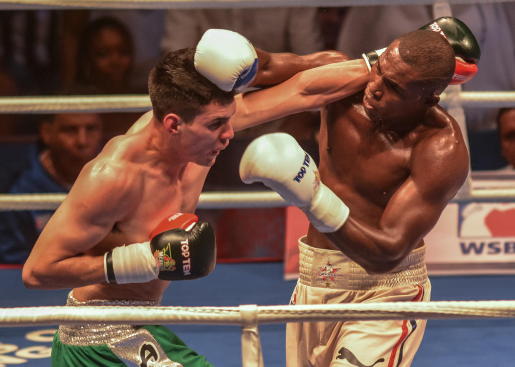 Combate en los 81 Kg entre Julio Cesar La Cruz (D) ,de los Domadores de Cuba y Rogelio Romero, de los Guerreros de México, en los cuartos de final de la Serie Mundial de Boxeo, en el Coliseo de la Ciudad Deportiva, ACN FOTO/Marcelino VAZQUEZ HERNANDEZ