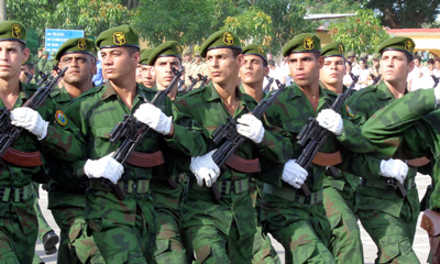 El General de Ejército Raúl Castro Ruz, Presidente de los Consejos de Estado y de Ministros de Cuba, felicitó este lunes al Ejército Central, a propósito de los 55 años de fundado este mando. Foto: ACN