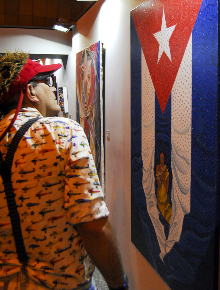 Fuerza y sangre… constituye un loable propósito cuya ejecución fue posible mediante la participación de otros organismos y entidades de la cultura, entre ellos, el Centro de Arte Contemporáneo Wifredo Lam, el Centro de Desarrollo de las Artes Visuales, la Fototeca de Cuba, y otros consejos e instituciones del Ministerio de Cultura. En primer plano en la foto, la pieza de Alicia Leal. | foto: Heriberto González