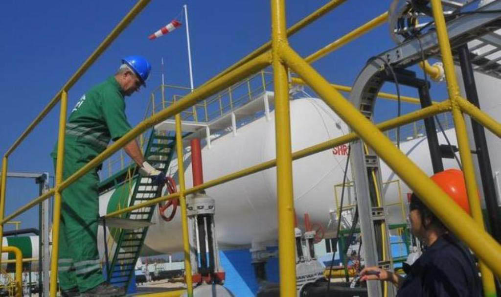 Petroleros de Matanzas, la mayor aportadora de crudo en el país, saludan el Primero de Mayo con un sobrecumplimiento en sus producciones. Foto: Periódico Girón