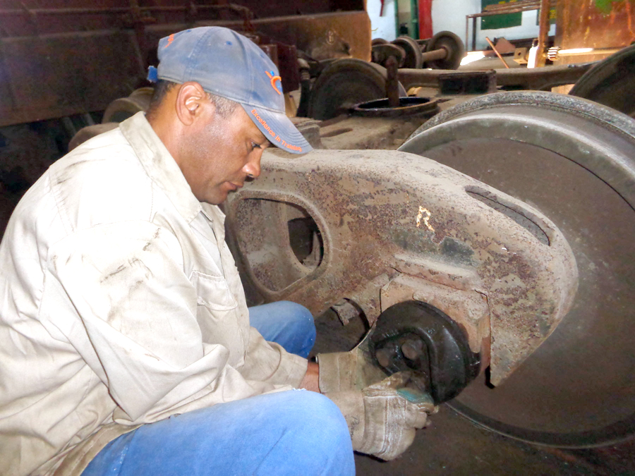Juan, mecánico de vagones, uno de los artífices del ahorro. Foto: José Luis Martínez Alejo