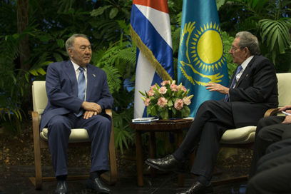 Recibe Raúl Castro a presidente de Kazajstán