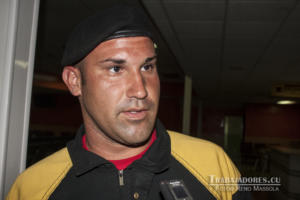 Con las cartas de los niños se aguaron los ojos de José Ángel. Foto: René Massola