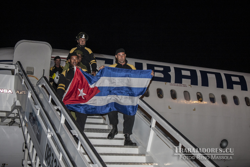29 rescatistas que participaron en acciones de salvamento en las zonas afectadas por el terremoto de 7,8 grados, que el pasado 16 de abril sacudió a Ecuador. Reno Massola