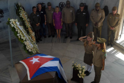 Ofrendas de Fidel y Raúl a José Martí