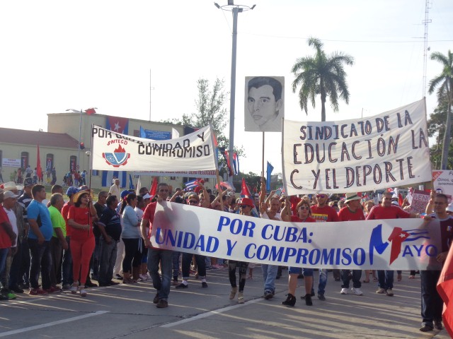 El sindicato de la Educación, la Ciencia y el Deporte abrió el desfile en Sancti Spíritus por sus resultados y en saludo a los 55 años de la Campaña de Alfabetización. Foto: Elisdanys López
